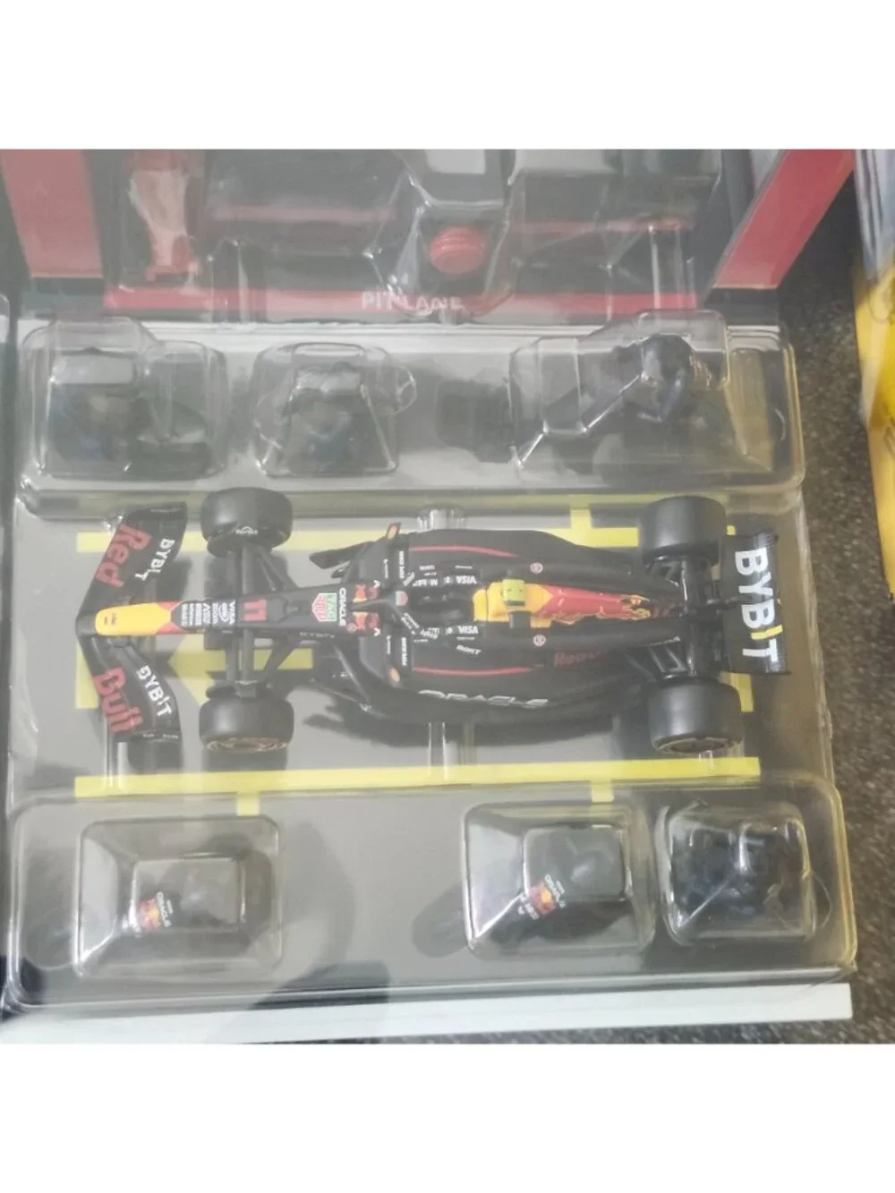Burago RED BULL 1:43 Formula 1 Deluxe Pit Set Garages Pit Crew 3 F1 Cars